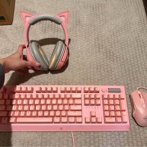 Razor keyboard, razor kitty headphones, and pink mouse